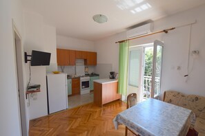 Apartment, 1 Schlafzimmer (A3) | Essbereich im Zimmer