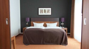 1 bedroom, in-room safe, desk, travel crib - In the heart of Erfurt - standard room at Hotel Dorint (Erfurt)
