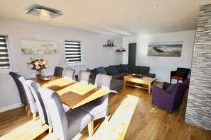 Flat-screen TV, video game console, DVD player, table football - Luxury holiday home hot tub and sauna 20 minutes from Bournemouth (Ferndown)