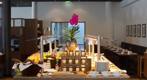 Unclassified image, 2 of 21, button