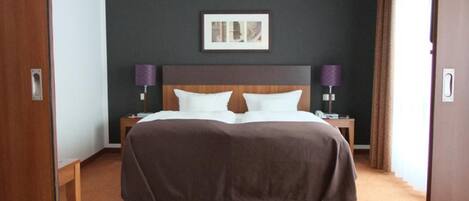 1 bedroom, in-room safe, desk, travel cot