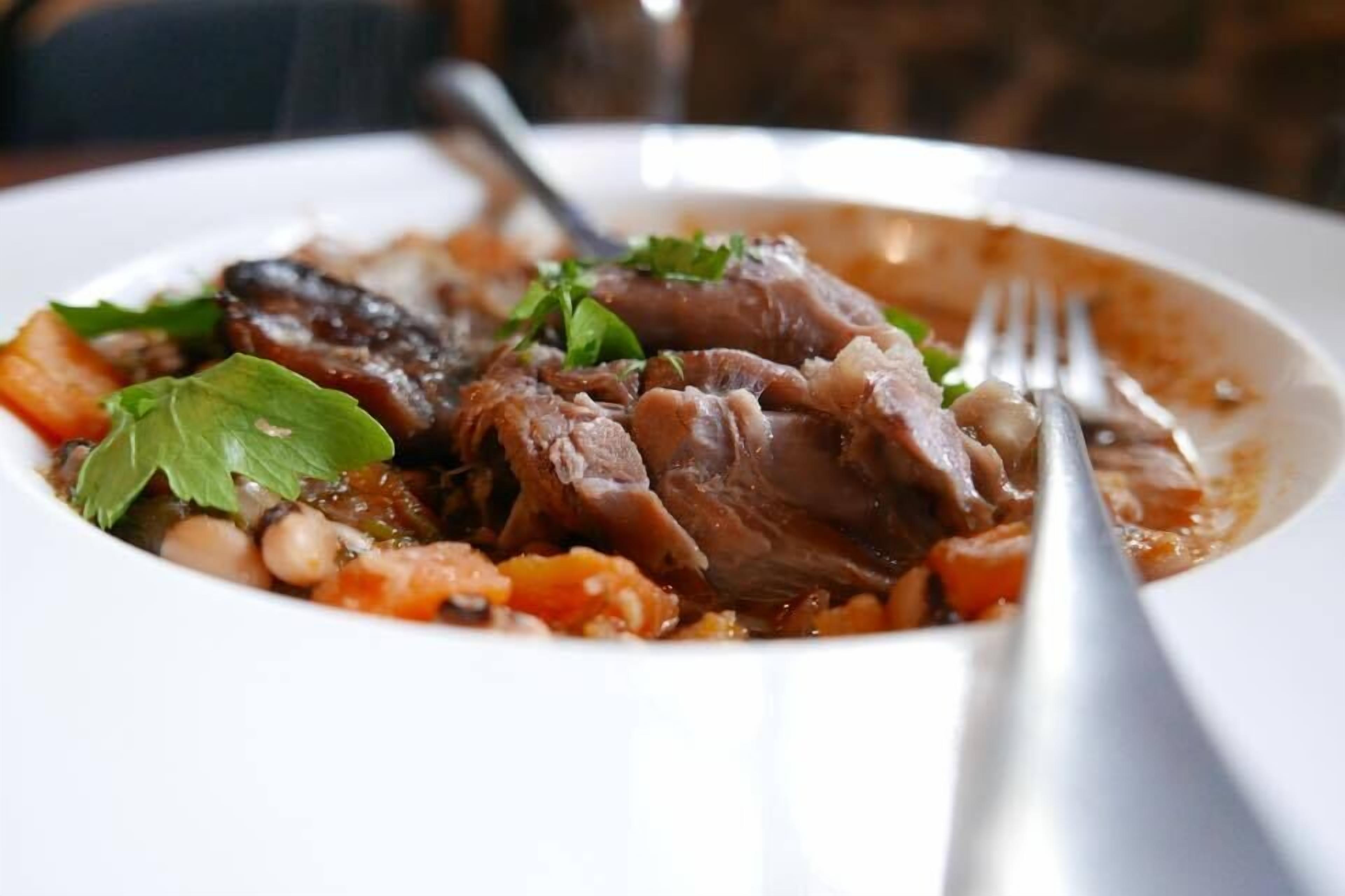 Un piatto di stufato con carne e verdure.