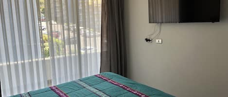 3 bedrooms, iron/ironing board, free WiFi, wheelchair access