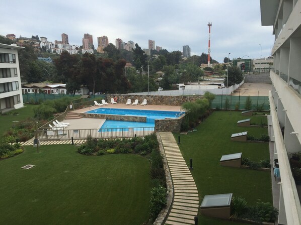 Una piscina al aire libre