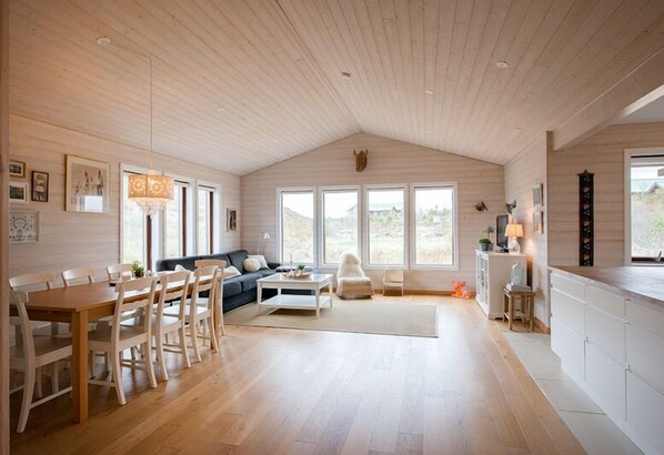 Cabin, 3 Bedrooms | Living area | Smart TV, toys