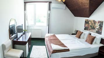 Schreibtisch, Verdunkelungsvorhänge, kostenloses WLAN, Bettwäsche