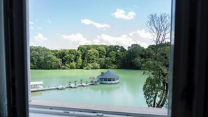 A lakeside view with a gazebo and dock. - Bagoly Fogadó (Gyomro)