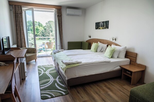 Superior-Zimmer, Balkon, Seeblick | Schreibtisch, Verdunkelungsvorhänge, kostenloses WLAN, Bettwäsche