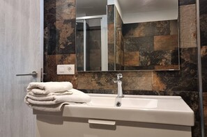 Ducha, secador de pelo, toallas, papel higiénico