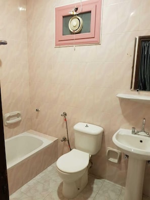 Rainfall showerhead, free toiletries, towels, soap