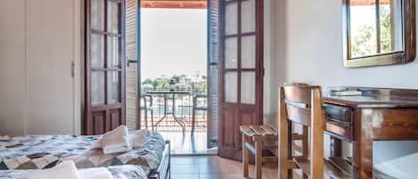 Caja de seguridad en la habitación y escritorio