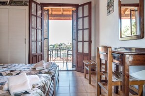 Coffres-forts dans les chambres, bureau, fer et planche à repasser