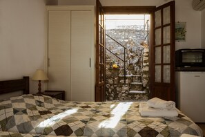 Standard Twin Room | Courtyard view - Villa Perris Studios (Corfu)
