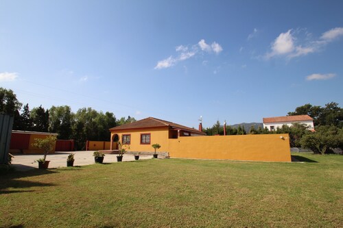 Parmi les orangers, ferme rurale
