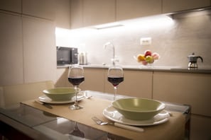 Kühlschrank, Mikrowelle, Ofen, Herdplatte