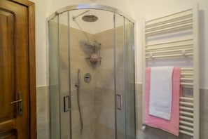 Dusche, Haartrockner, Bidet, Handtücher