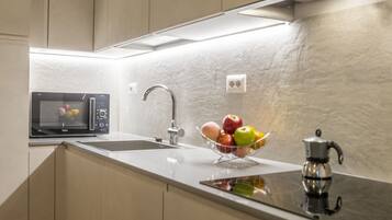 Réfrigérateur, micro-ondes, four, plaque de cuisson