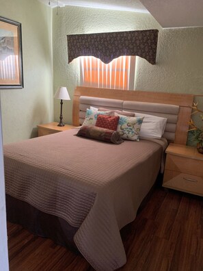 Room - Cozy  Cottage central located (West Palm Beach)