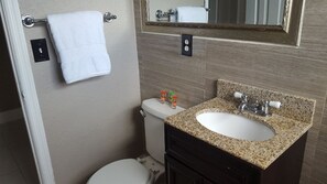 Bathroom - Cozy  Cottage central located (West Palm Beach)