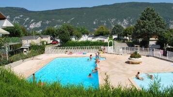 Hồ bơi ngoài trời phục vụ theo mùa, dù/ô trên bãi biển/hồ bơi