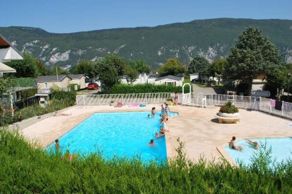 Seasonal outdoor pool, pool umbrellas, sun loungers - Camping Le Grand Verney (Novalaise)