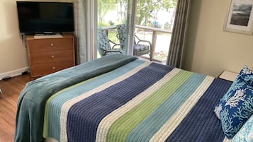 5 bedrooms, desk, iron/ironing board, travel crib
