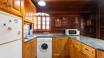 Een koelkast, een magnetron, een oven, een koffiezetapparaat/waterkoker