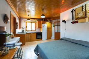 3 bedrooms, iron/ironing board, travel crib, free WiFi