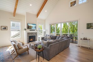 Smart TV, fireplace, video games, books - Welcome to . at Lake Chelan (Chelan)