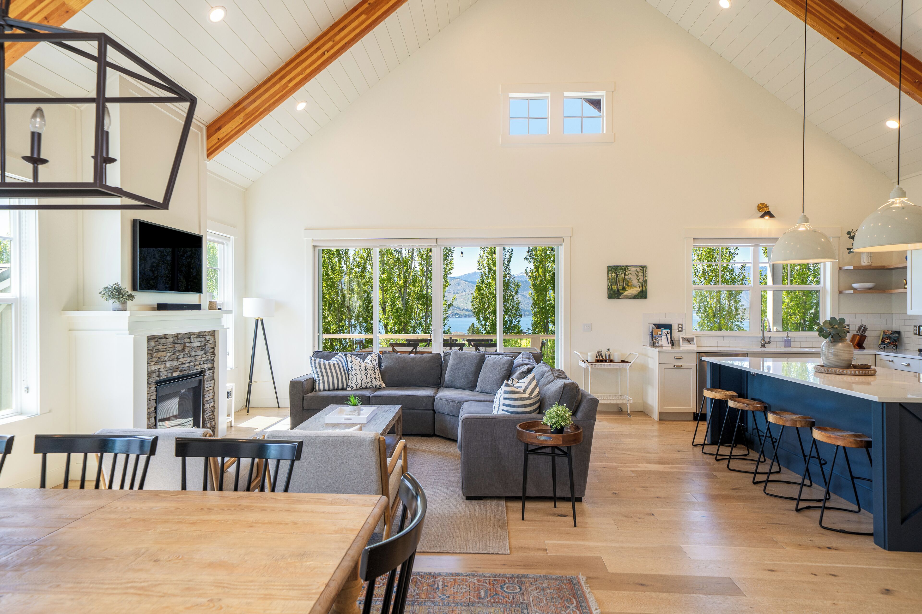 Smart-TV, Kamin, Videospiele, Bücher