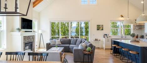 Smart-TV, Kamin, Videospiele, Bücher