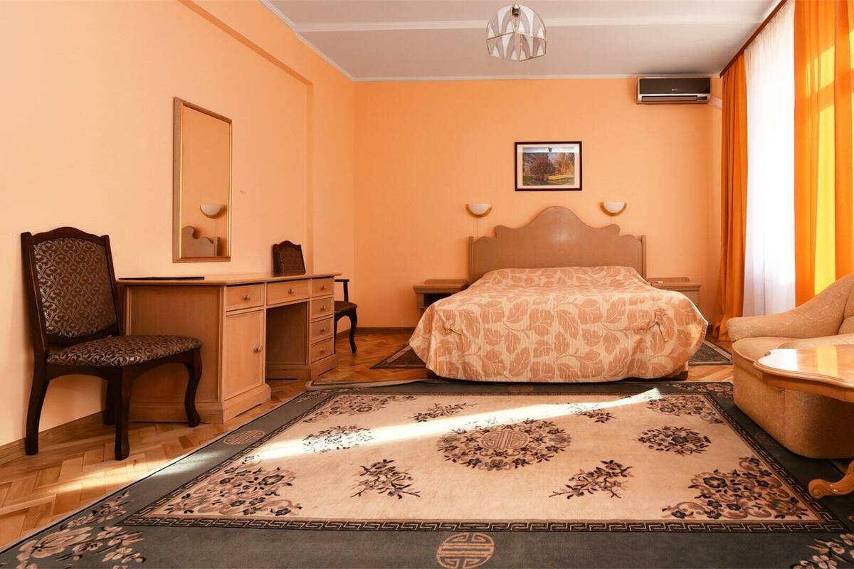 Double Room | Minibar, in-room safe, individually decorated, individually furnished