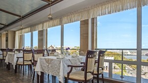 2 restaurants; breakfast, lunch, and dinner served - Park Hotel (Kyiv)