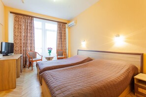 Chambre avec lits jumeaux | Minibar, coffre-fort, décor unique, ameublement unique