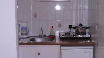 Frigobar, cooktop, cafeteira/chaleira