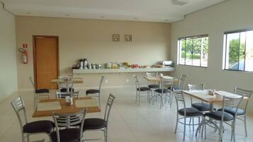 Desayuno bufé gratuito y diario