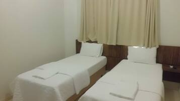 Habitación Confort con 1 cama doble o 2 individuales | Minibar, escritorio, espacio para trabajar con un portátil