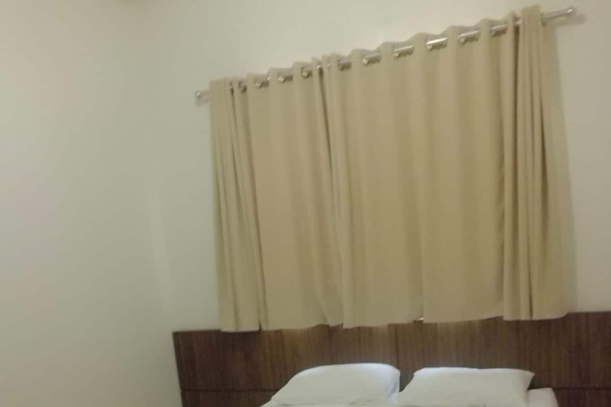 Kamar Double atau Twin Comfort | Minibar, meja kerja, ruang kerja ramah laptop, dan setrika/meja setrika