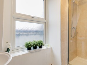 開放式客房 (0 Bedroom) | 浴室 | 淋浴設備、免費梳洗用品、風筒、提供毛巾