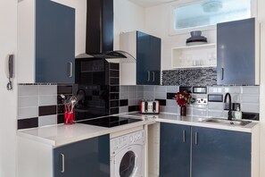 Studio (Studio Suite Paddington) | Private kitchen | Mini-fridge, microwave, oven, stovetop - Paddington Suites (London)