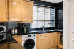 Apartamento (3 Bedrooms) | Cozinha privada | Geladeira grande, micro-ondas, fogão, cooktop