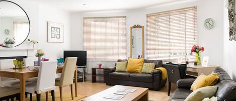 Appartement (3 Bedrooms) | Salle de séjour | TV connectée de 49 pouces avec chaînes par satellite, télévision
