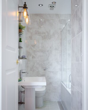 อพาร์ทเมนท์ (2 Bedrooms) | ห้องน้ำ | อ่างอาบน้ำและฝักบัวแยกจากกัน, ของใช้ในห้องน้ำฟรี, ไดร์เป่าผม, ผ้าเช็ดตัว