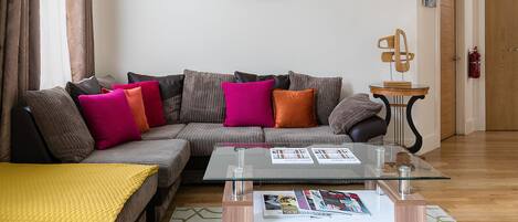 Apartemen (2 Bedrooms) | Ruang keluarga | Smart TV 49-inci dengan saluran TV satelit dan TV