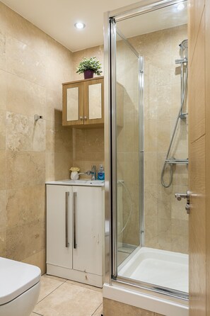 Appartement (2 Bedrooms) | Salle de bain | Douche, articles de toilette gratuits, sèche-cheveux
