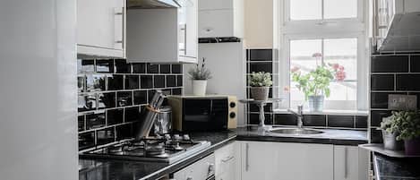 Apartment (2 Bedrooms) | Private kitchen | Full-size fridge, microwave, oven, stovetop