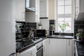 Apartment (2 Bedrooms) | Private kitchen | Full-sized fridge, microwave, oven, stovetop - Sussex Gardens Apartments (London)
