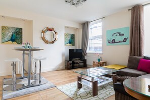Apartment (2 Bedrooms) | Living room | 49-inch Smart TV with satellite channels, TV - Sussex Gardens Apartments (London)