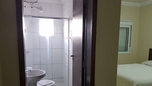 A bathroom with a toilet, sink, and shower. - Hotel Imbau Palace (Imbau)