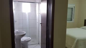 Chuveiro, produtos de toalete grátis, toalhas de banho